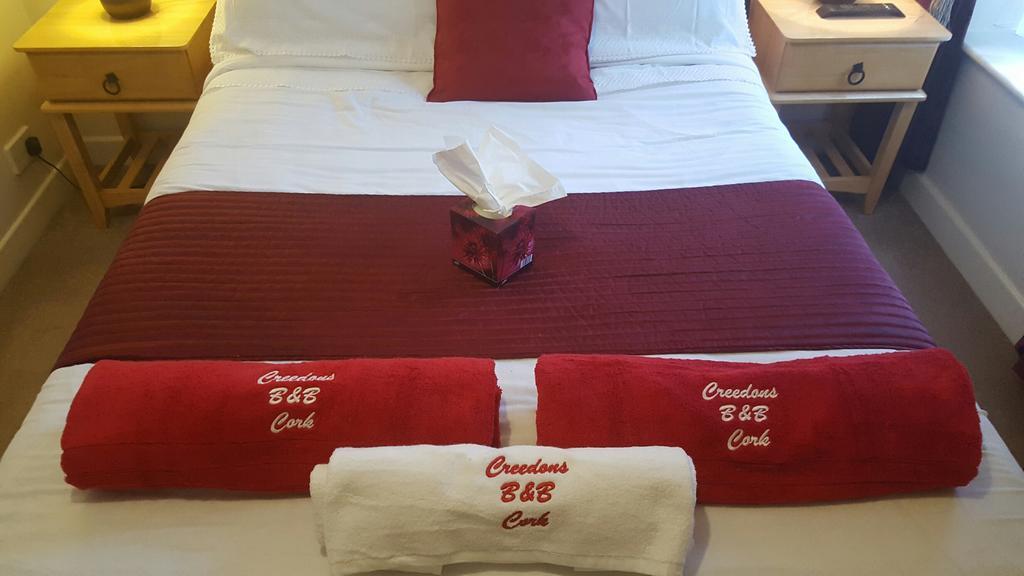 Creedons Traditional Irish Welcome Inn B&B คอร์ก ภายนอก รูปภาพ